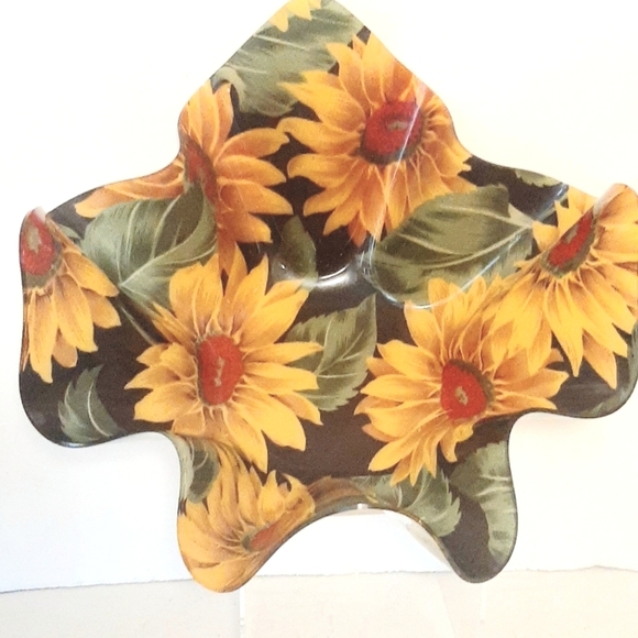 Large Acrylic Sunflower Serving.Bowl. Vintage made in Taiwan. - Picture 1 of 5